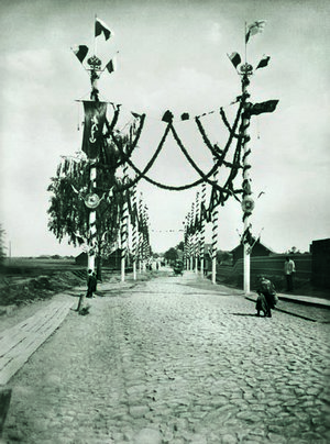 12.Колонада из четырн-ти мачт Риго-Орловской железн. дороги. Фото 22 мая 1910г.